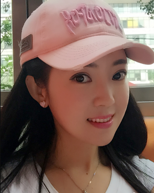 甜歌天后任妙音晒最新美照一身红白配青春活力十足