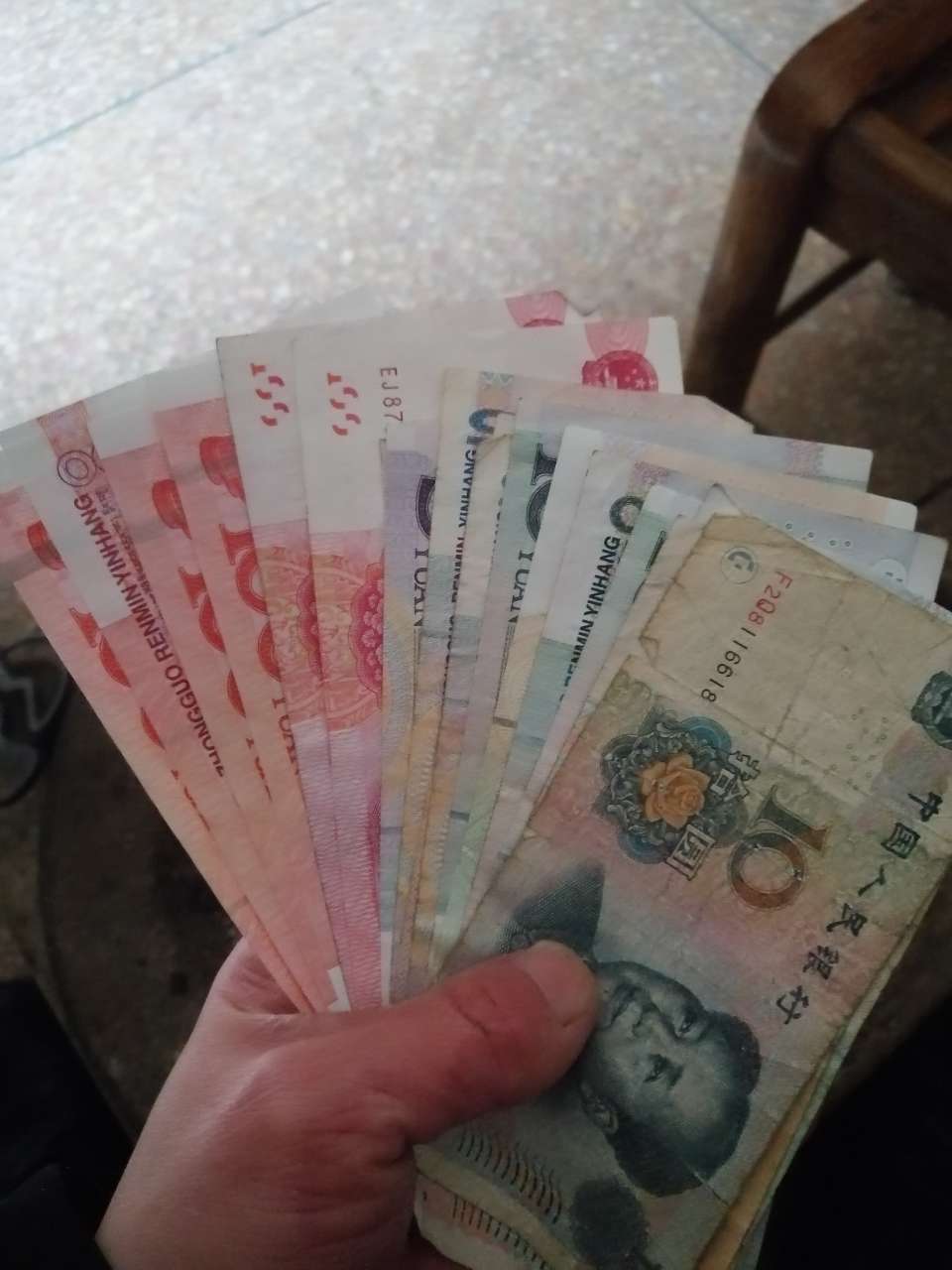 再发一次兄弟们求一张手里1000块钱左右的现金图片在家里拍的别太假