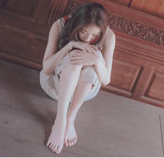 倪妮漂亮的小脚丫,雪白精致,不输给杨幂