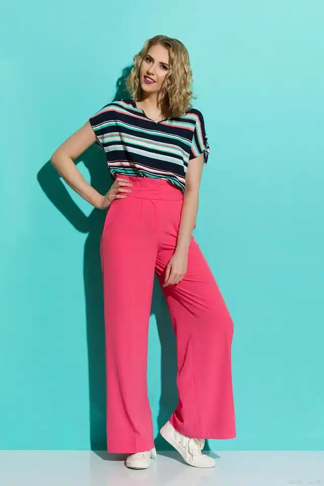 几款适合粉色裤子搭配的短袖,让你时尚洋气又不失优雅!