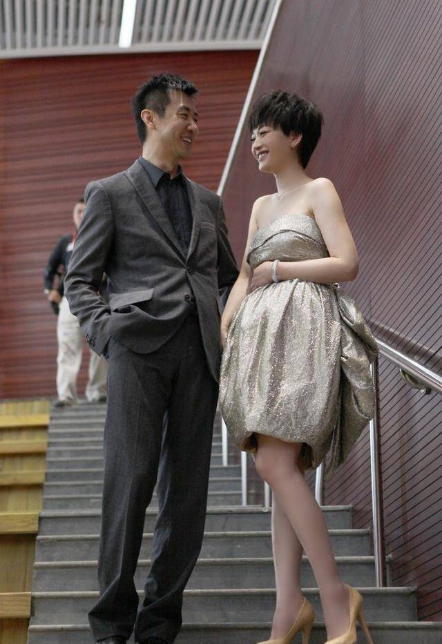 44岁李小冉秀身材,男伴不敢看,前男友鄢颇因她被砍,却娶不了她_梅婷