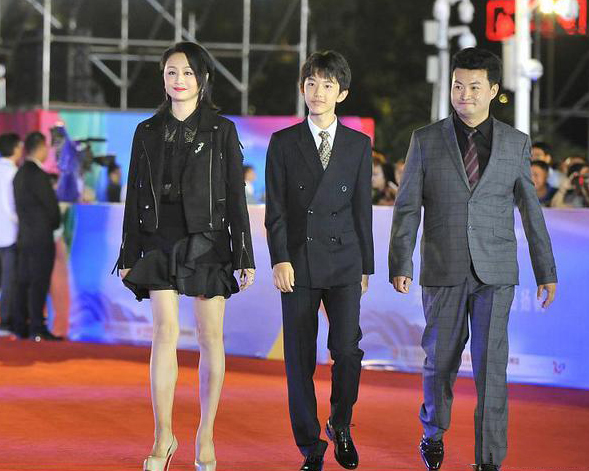 看看曹颖走在红毯上,很有时尚大咖范儿,远远看去曹颖的身高要比两个男