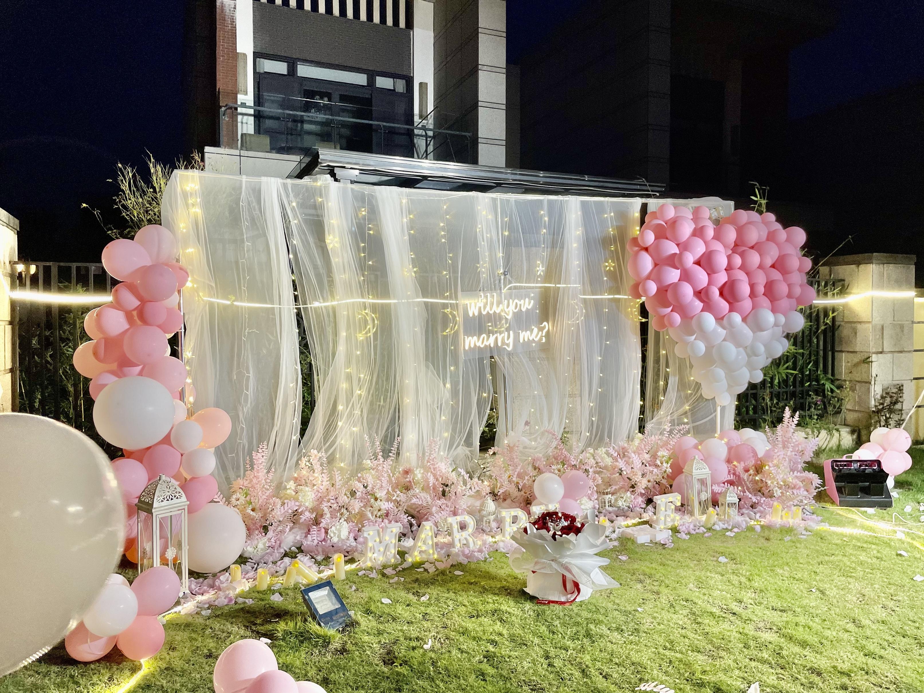 实际上,我们也都非常清楚,现在布置求婚现场的道具有很多,比如说,鲜花