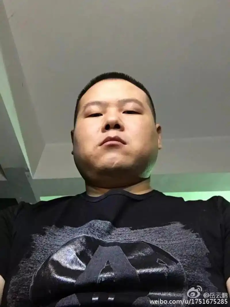岳云鹏微博自拍
