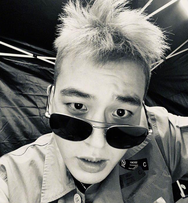 欧豪发九宫格自拍,硬汉直男风引群嘲,网友:长这样也能演主角?