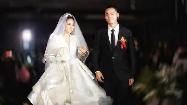 就在去年,他与汪峰战队的另一个学员毕夏结婚了,这才让众人再度关注到