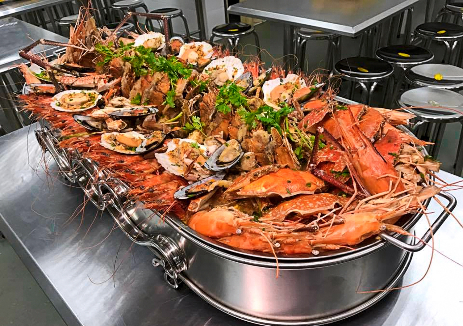 朋友聚会直接点了个1800元的豪华海鲜大拼盘,看着都流口水!