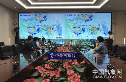 10月1日早晨,中央气象台举行全国天气会商.孙楠 摄影