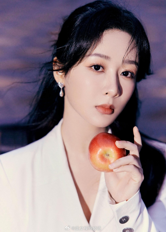 杨紫身穿白色西装写真释出半马尾造型俏皮中带着温柔