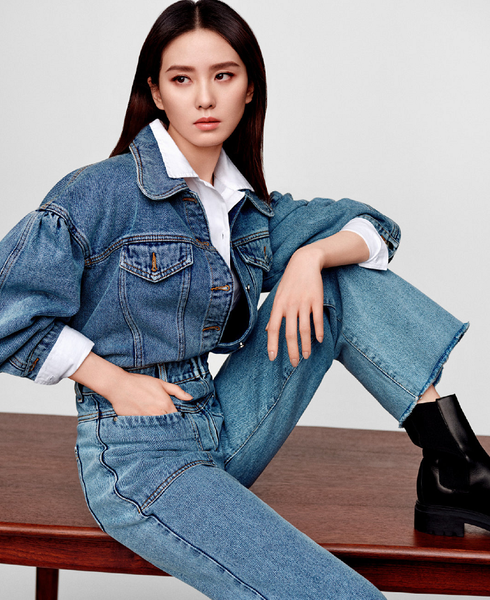 刘诗诗首次挑战中性风,一身牛仔装叠穿白衬衫太帅了,可以模仿了