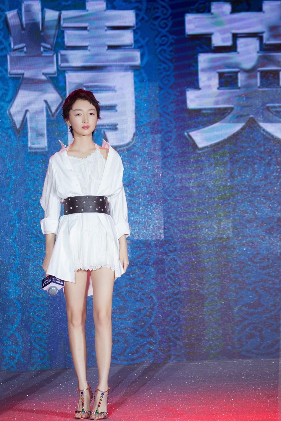 娱乐圈中,没有比周冬雨更适合穿亮色的女明星了吧?