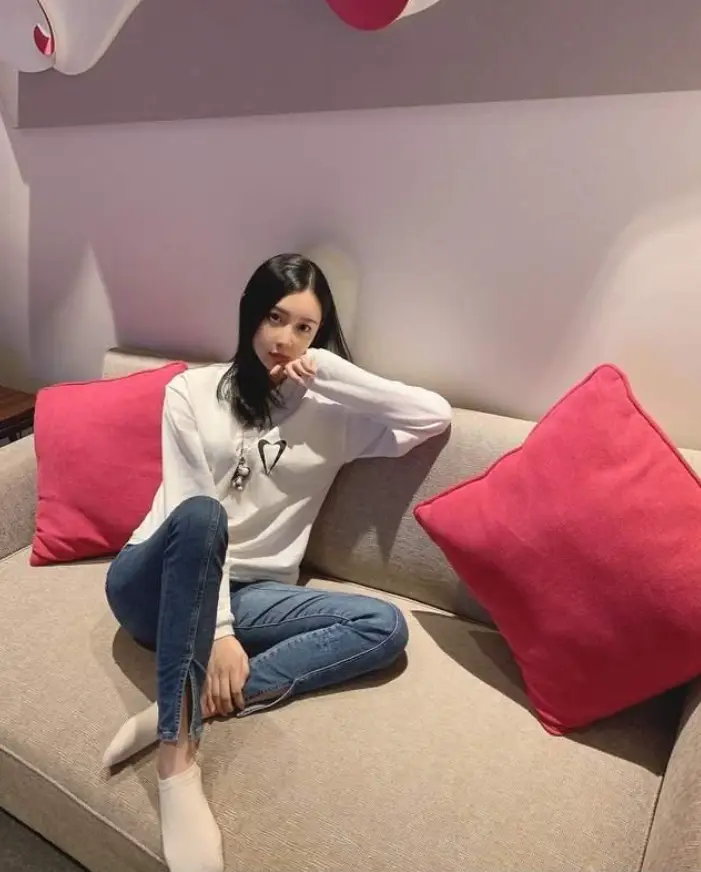 潘玮柏妻子宣云晒天台美照,戴墨镜长腿白皙,凹造型秀无名指婚戒