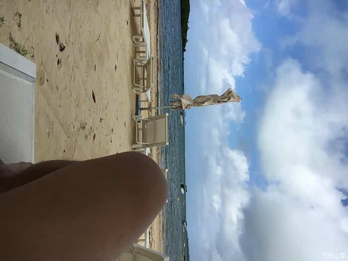 躺着吹吹海风~沙滩真咋地~请无视这腿毛.