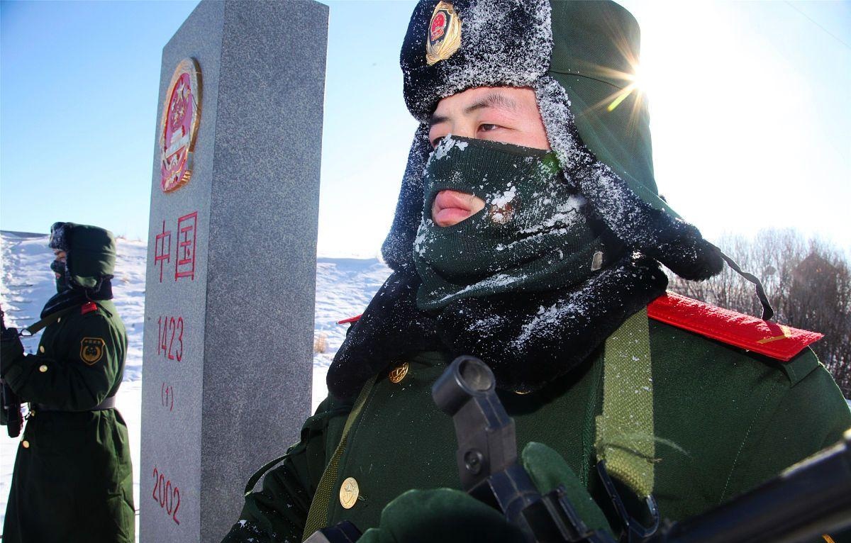 "看着边防战士在海拔5000多米,零下50度的极寒中站岗,网友们很心疼