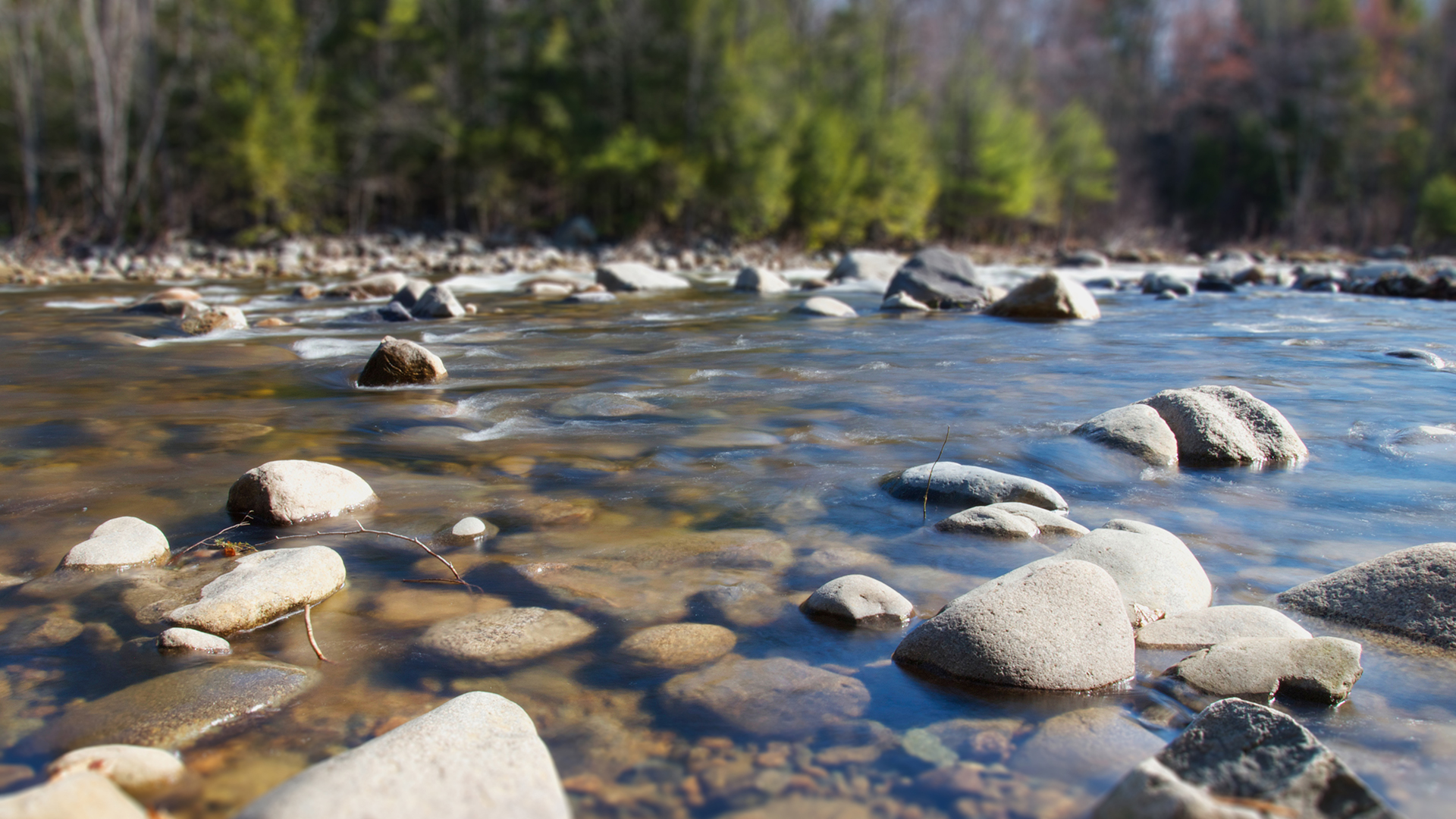 小溪边的鹅卵石摄影高清宽屏桌面壁纸