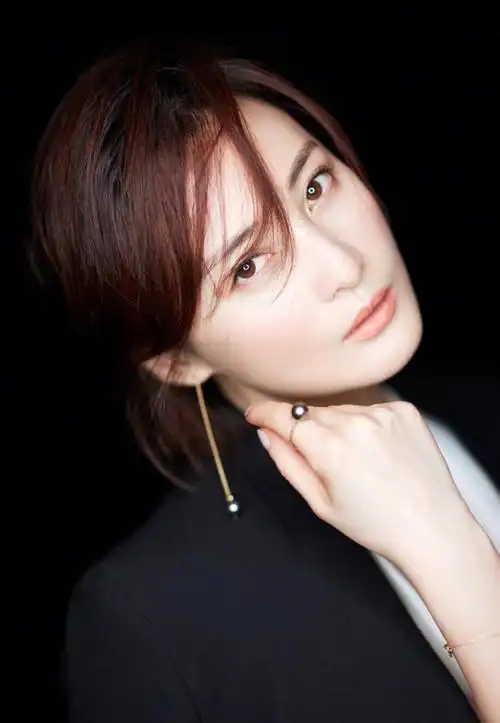 蒋勤勤成熟知性黑白时尚写真高清图片