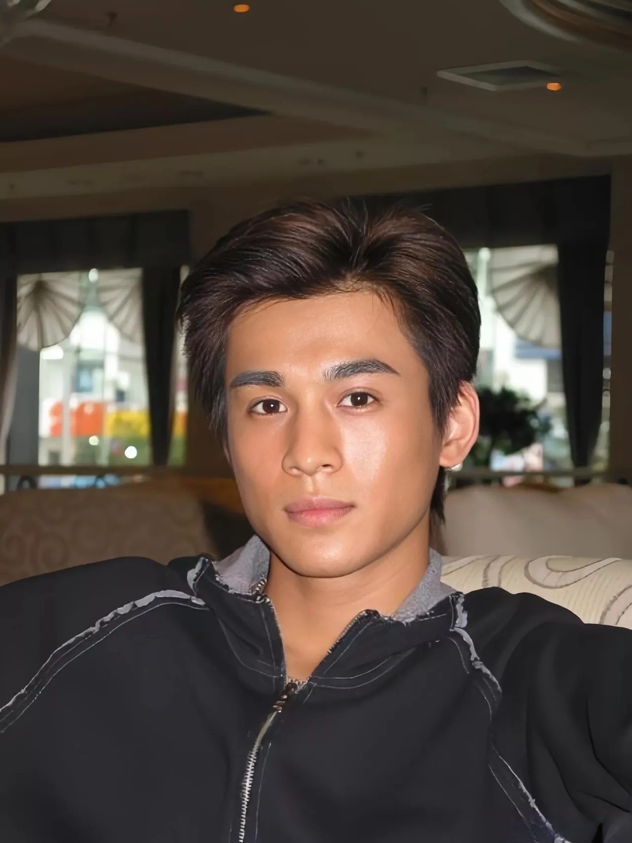 天涯四美——乔振宇 年轻时候的乔振宇和林志颖有点像,并且比林志颖高