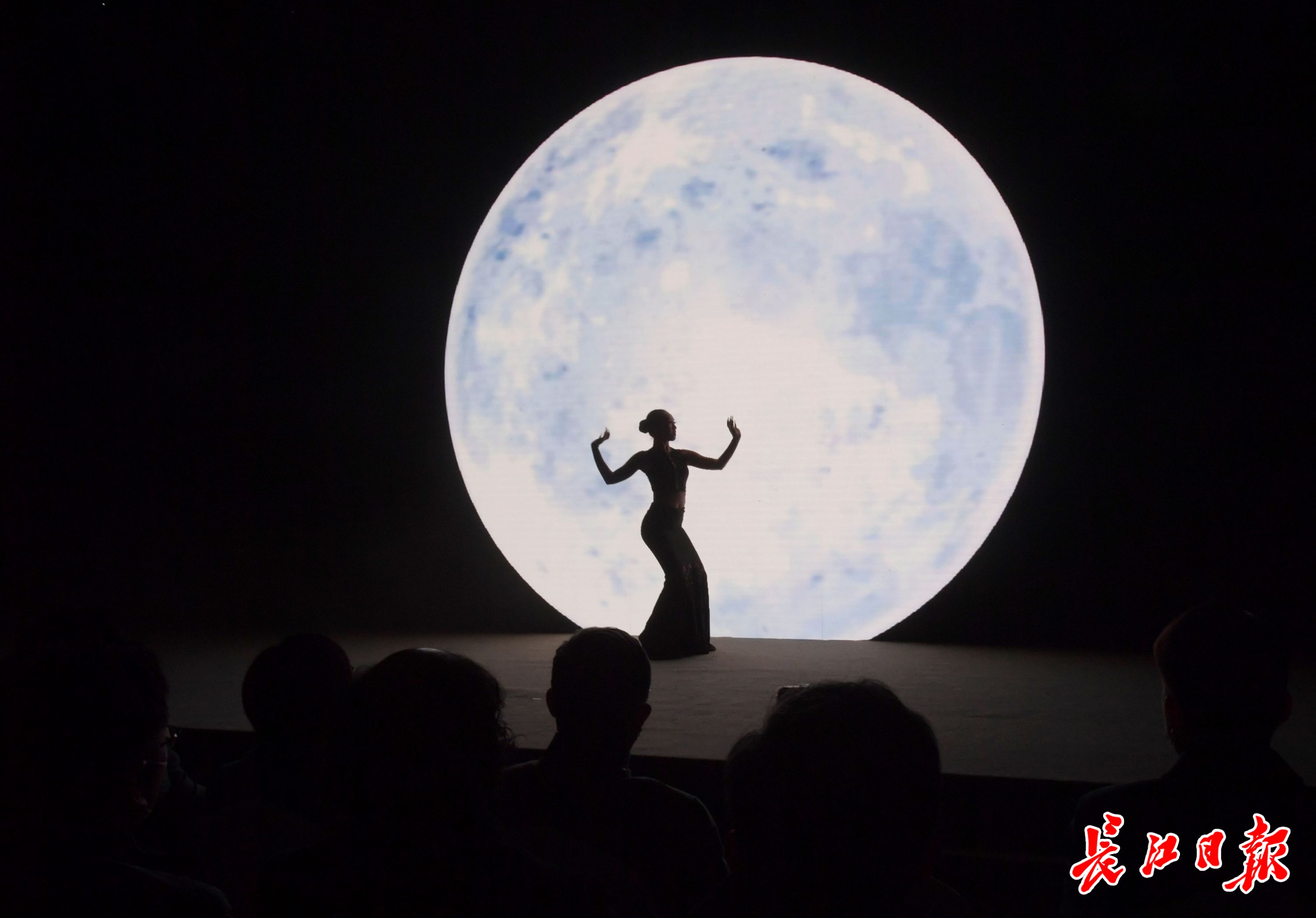 "孔雀"起舞云端会客厅,杨丽萍艺术团专程来武汉演绎《鼓·舞》