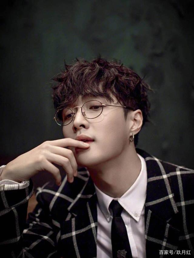 张艺兴戴眼镜好看还是不戴眼镜好看 对比一下就知道了