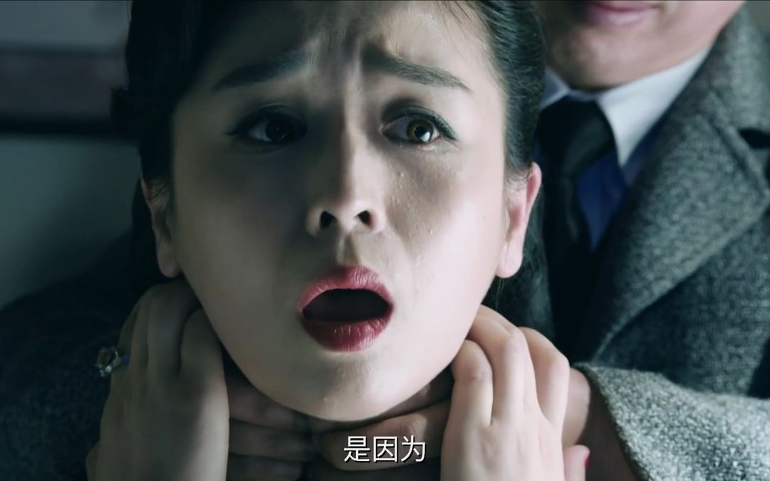 旗袍女特务被大汉掐住脖子提起,两只丝足在空中无助地乱蹬.