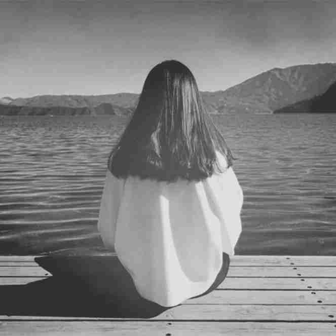 爱尘心底的伤感女生黑白色微信头像