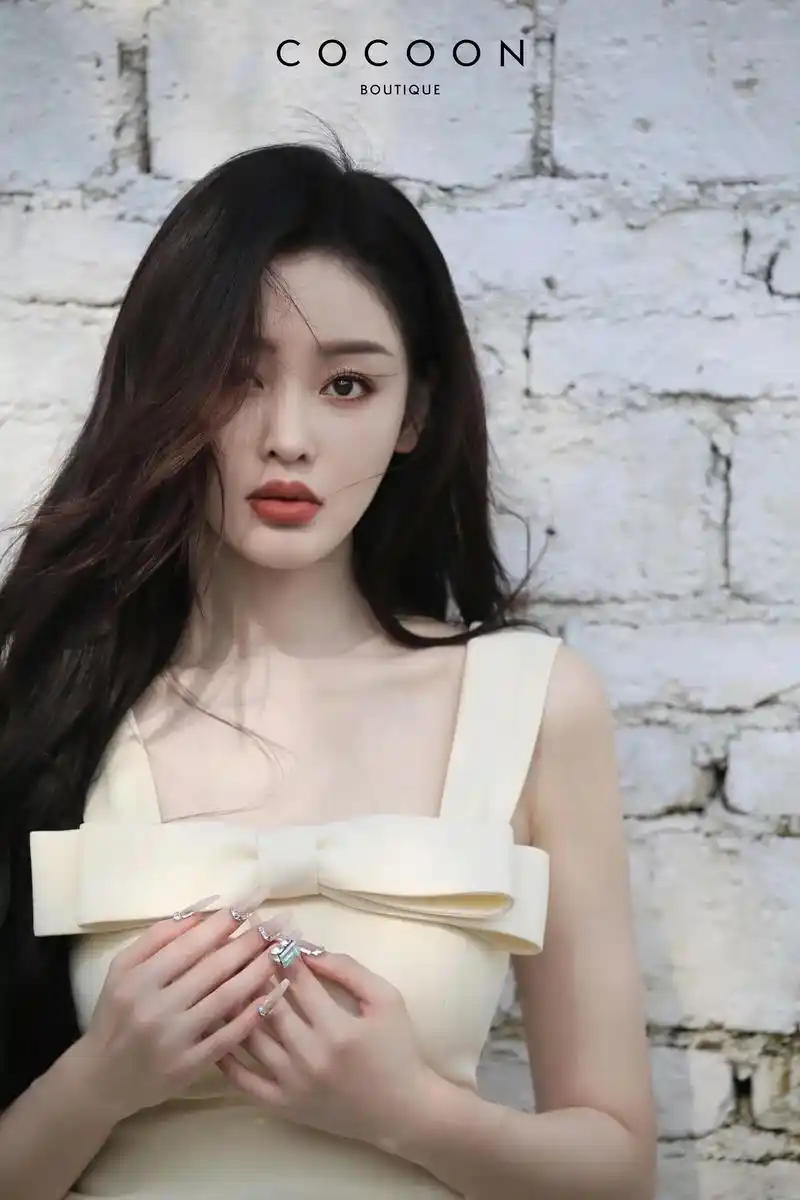 工坊系列限量铃兰白小礼服.cocoon携品牌代言人张天爱,