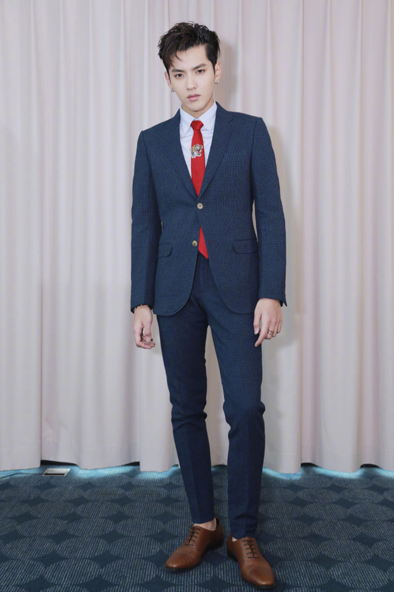 吴亦凡粉嫩色系出席巴黎时装周 粉丝创意 p 图进「菜市场大妈群」竟毫