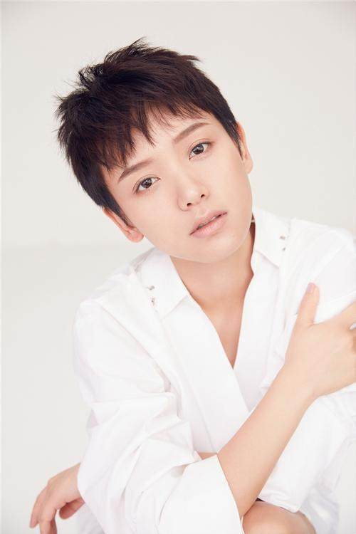 2006年,李晓峰开始主持安徽卫视综艺节目《剧风行动》.