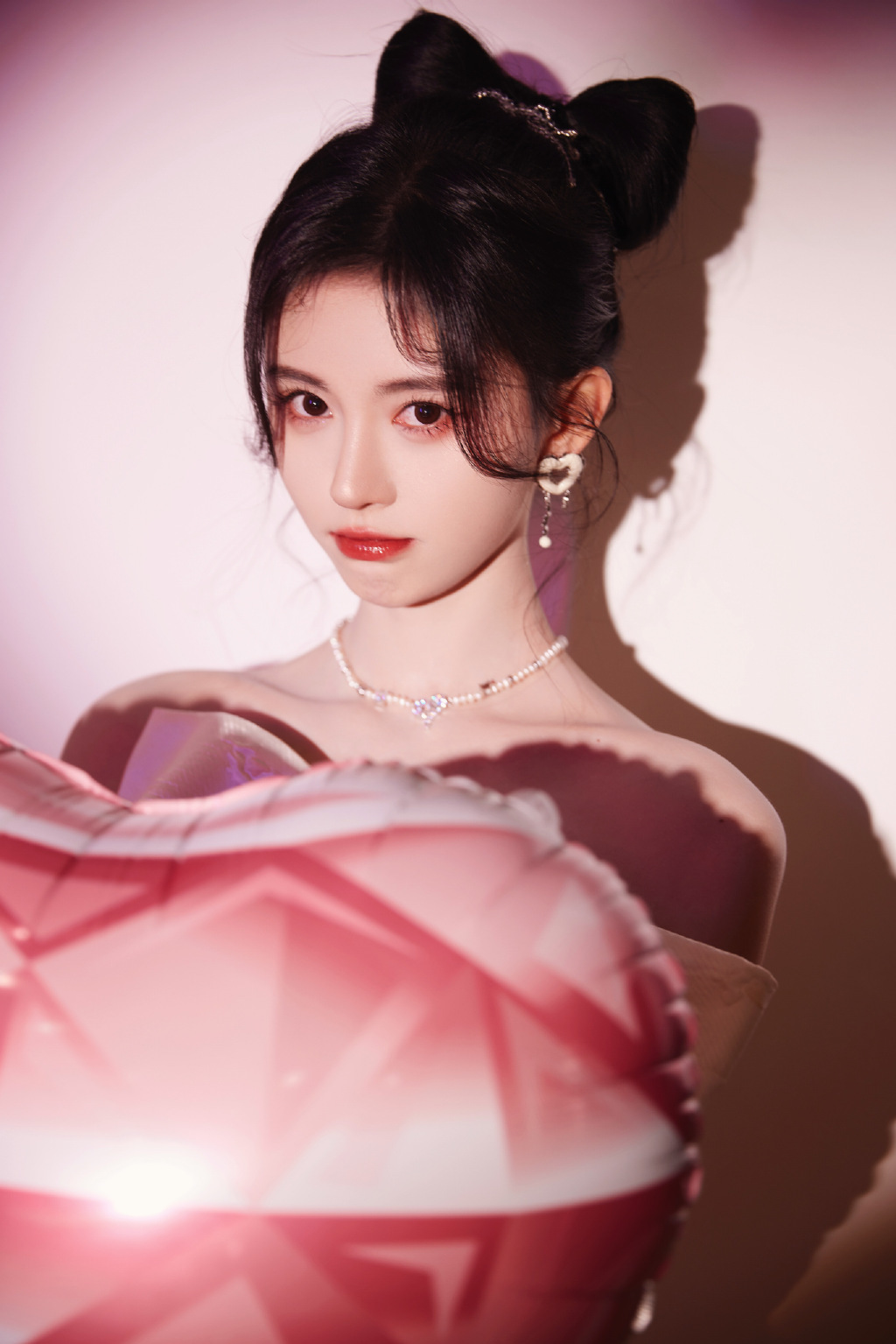 鞠婧祎最新美照曝光一袭白裙温柔可人