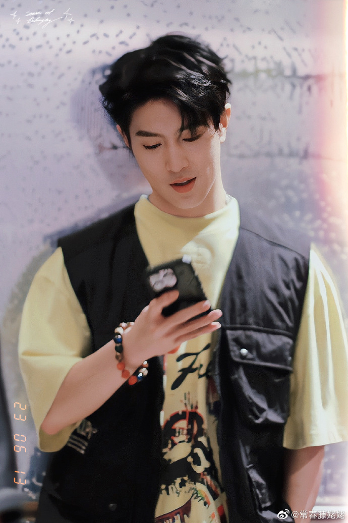 马伯骞桑延定档海报##偷偷藏不住