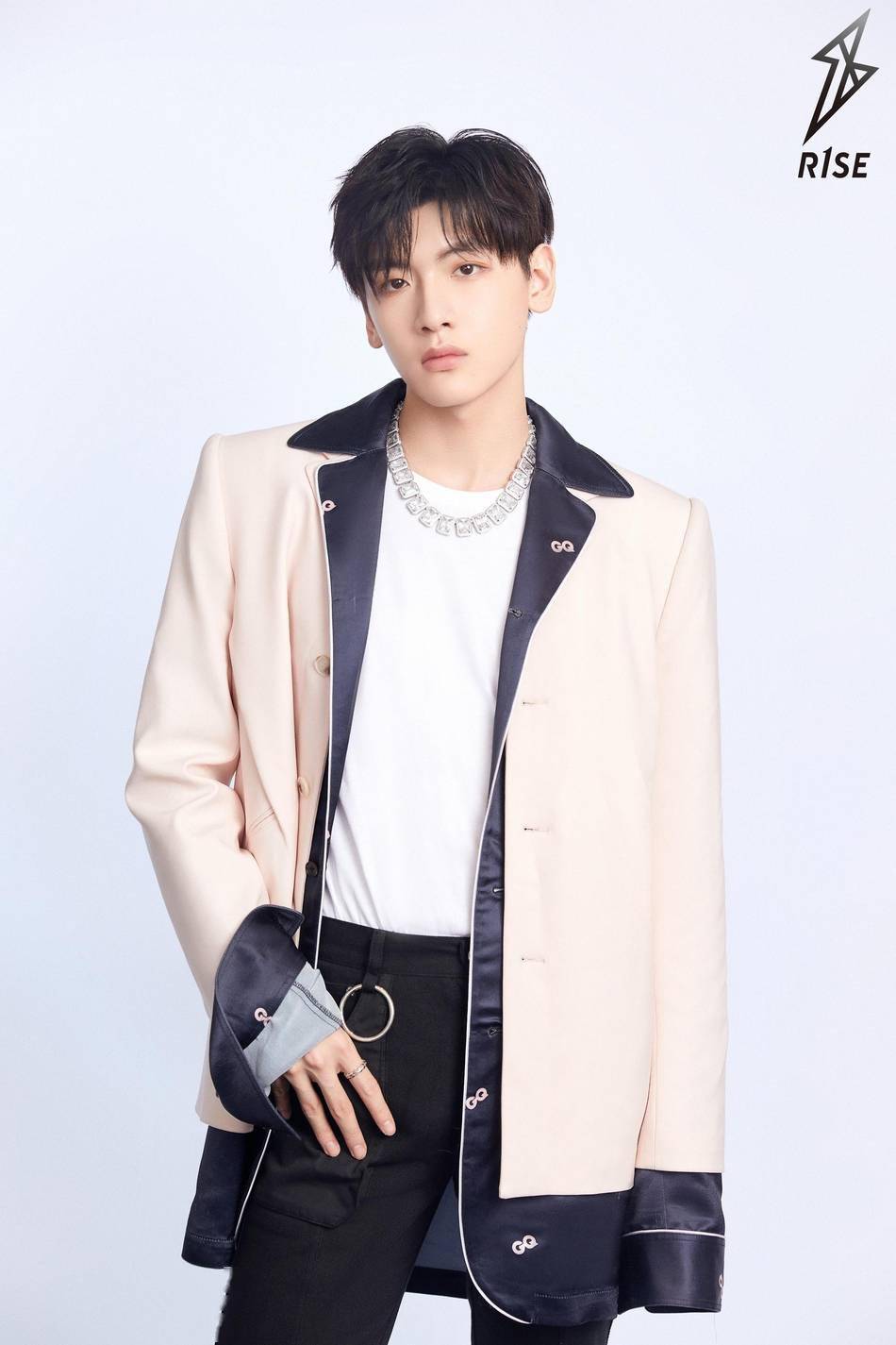 r1se粉色初恋风造型曝光 温柔帅气飘满粉色泡泡