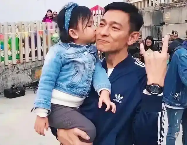 模范爸爸刘德华为女儿配4个保镖3个保姆房本全写女儿名字