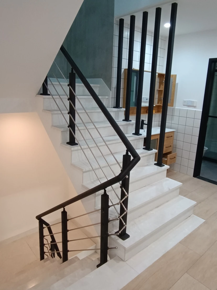黑色穿拉丝楼梯扶手简约现代风图文