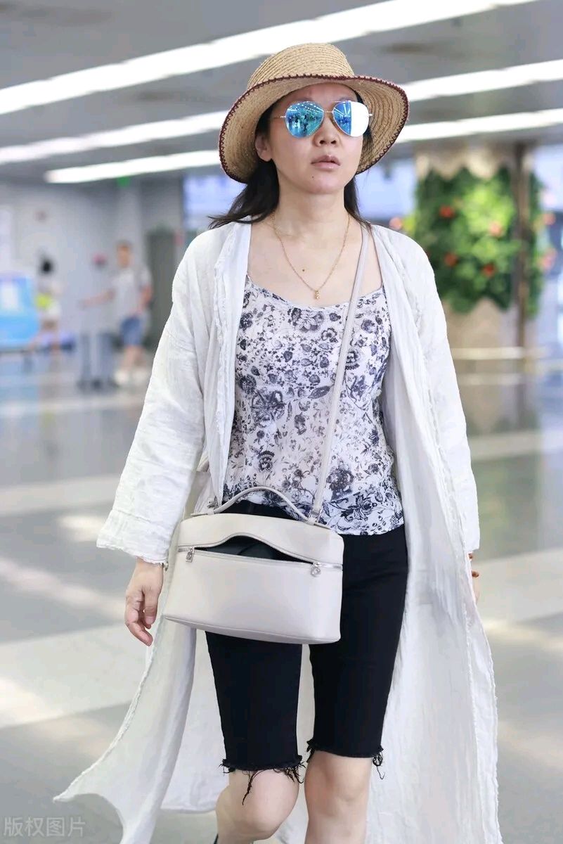 闫妮近照:52岁素颜显憔悴,低调穿搭接地气与路人无异 久违露面的闫妮