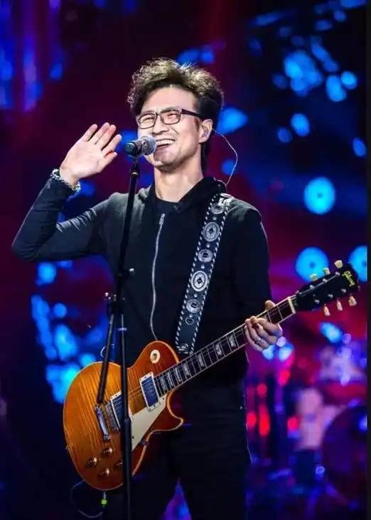 摇滚歌手汪峰《我要飞的更高》. - 抖音