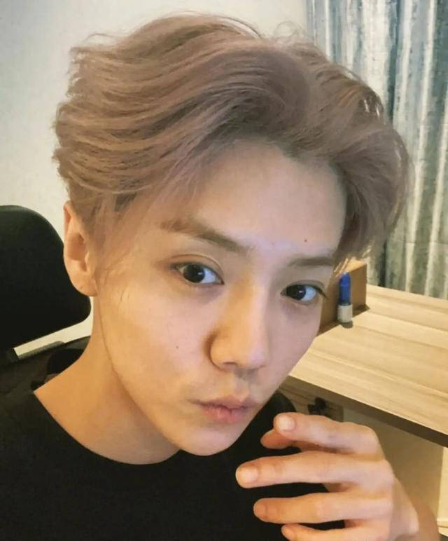 鹿晗深夜分享怼脸素颜照,皮肤白皙零瑕疵,这状态真的是30岁?