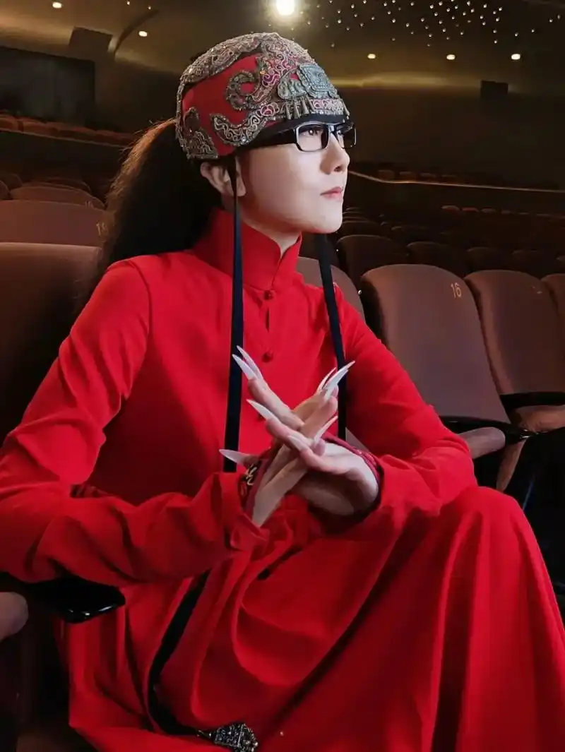 取材于平潭,立足于民族,传达于世界——呈现出杨丽萍一贯"民族风"