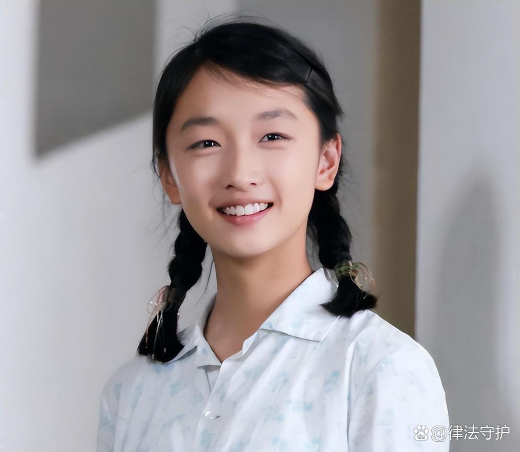 周冬雨:娱乐圈中的顶流小花 周冬雨自出道以来备受争议,但她的演技却