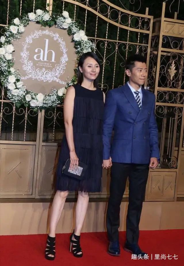 袁泉夏雨夫妻合体露面,袁泉裸妆出镜太有勇气,新发型暴露发际线__财经
