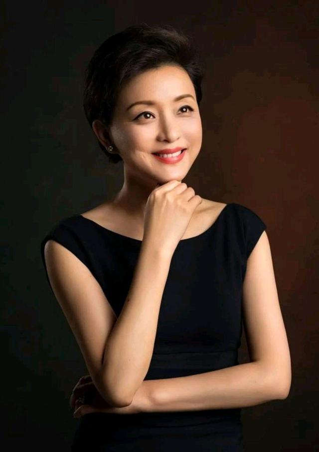 在你迷茫时,不妨看看杨澜开挂的人生