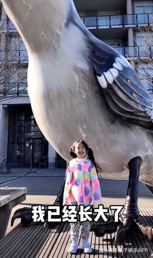 还记得《爸爸去哪儿》的小泡芙吗?长大后的她也是甜妹?