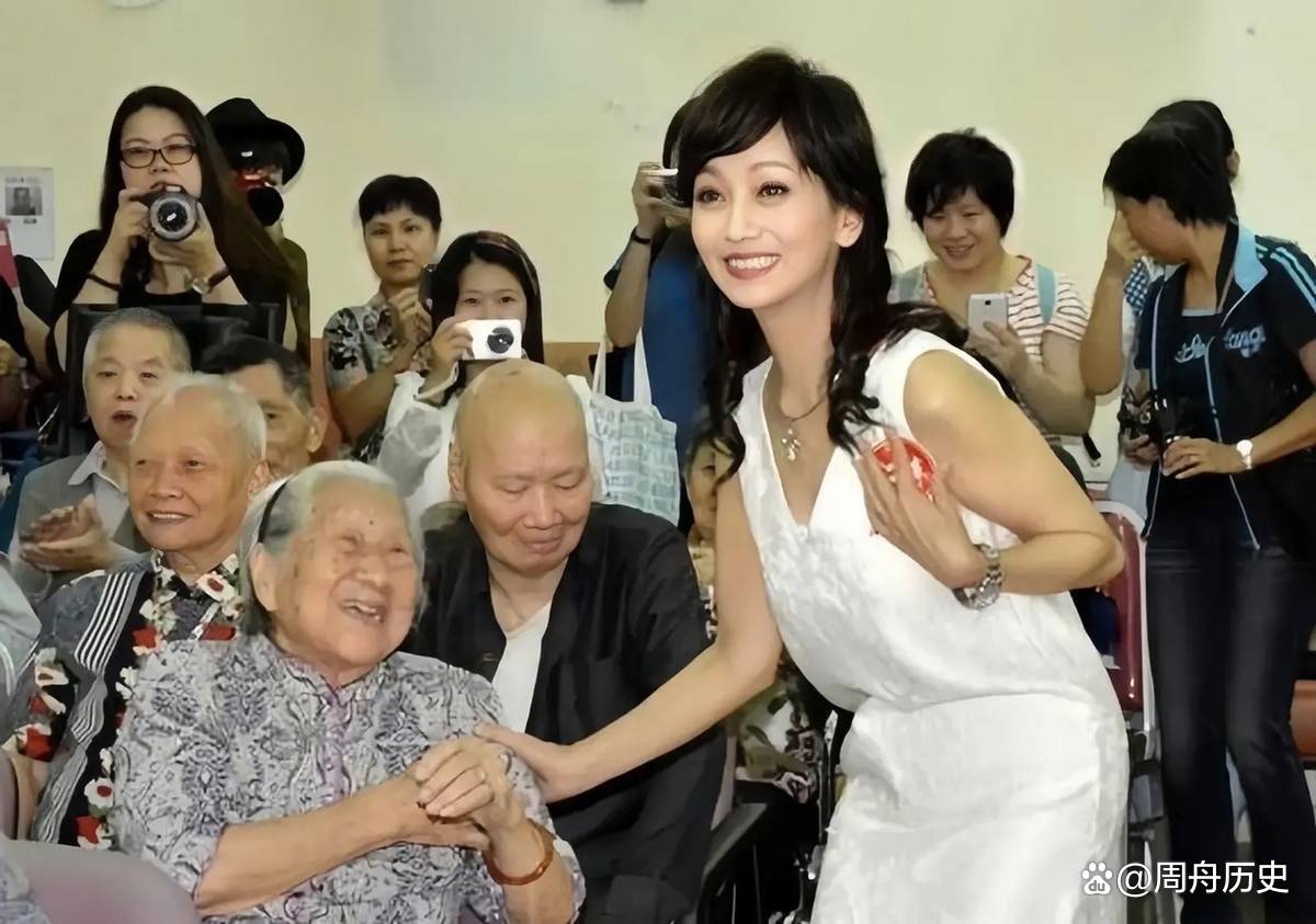 66岁的赵雅芝探访敬老院,却被65岁的同龄人喊"小妹仔"