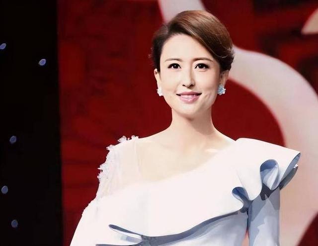 央视女主持人张蕾离职华丽转身,直播状态引热议,没上春晚成遗憾