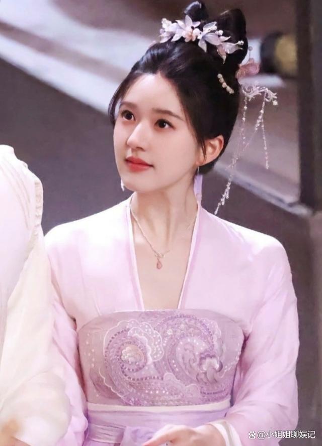 赵露思自出道以来,出演的电视剧口碑都还不错,可以说在流量小花中站稳