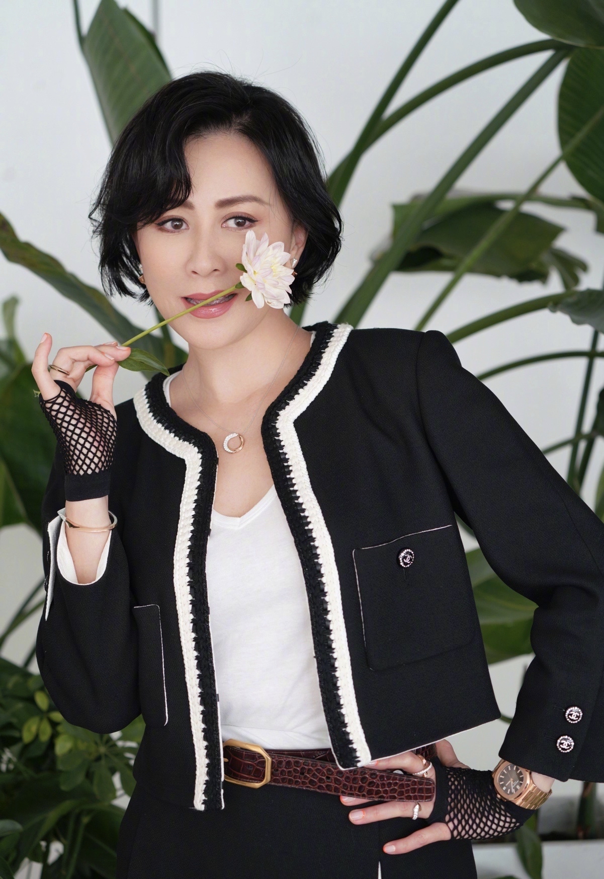 刘嘉玲是真敢穿,"东北花棉裙"配长靴,这造型只有她能hold住_气质_衬衫