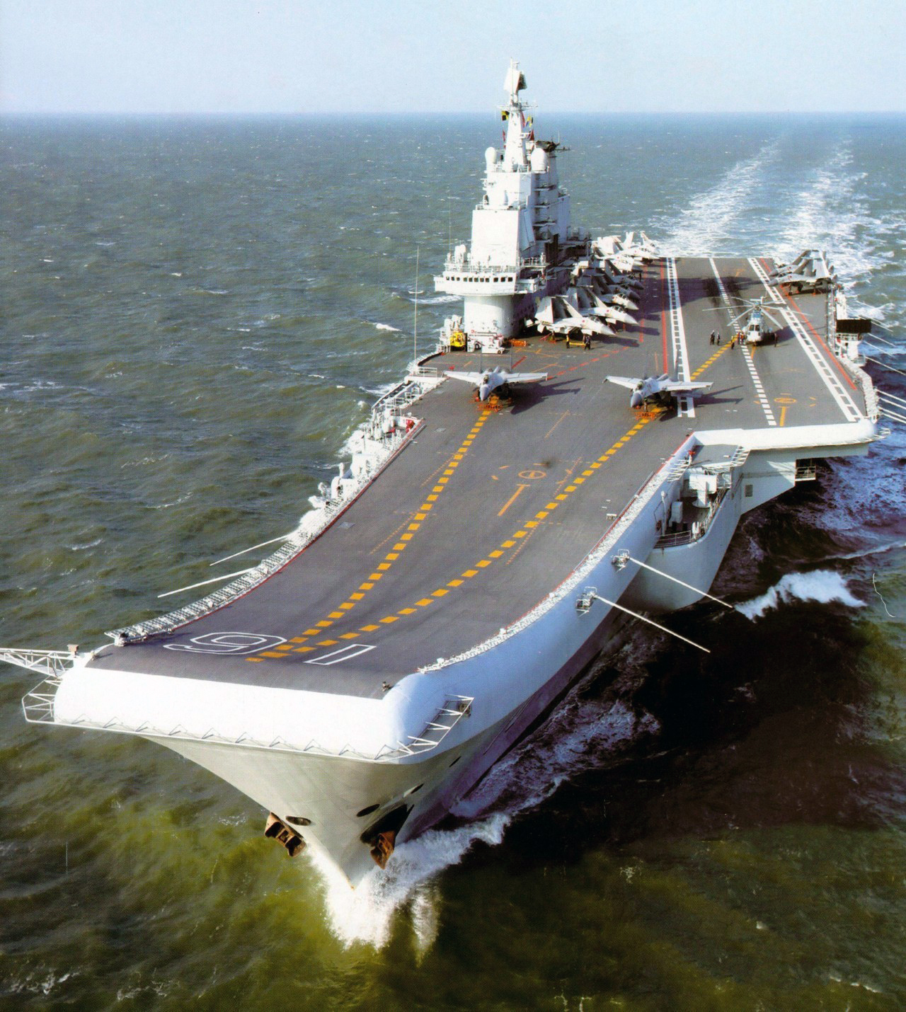 中国山东舰返回大连造船厂服役后首次与055型万吨驱逐舰同框