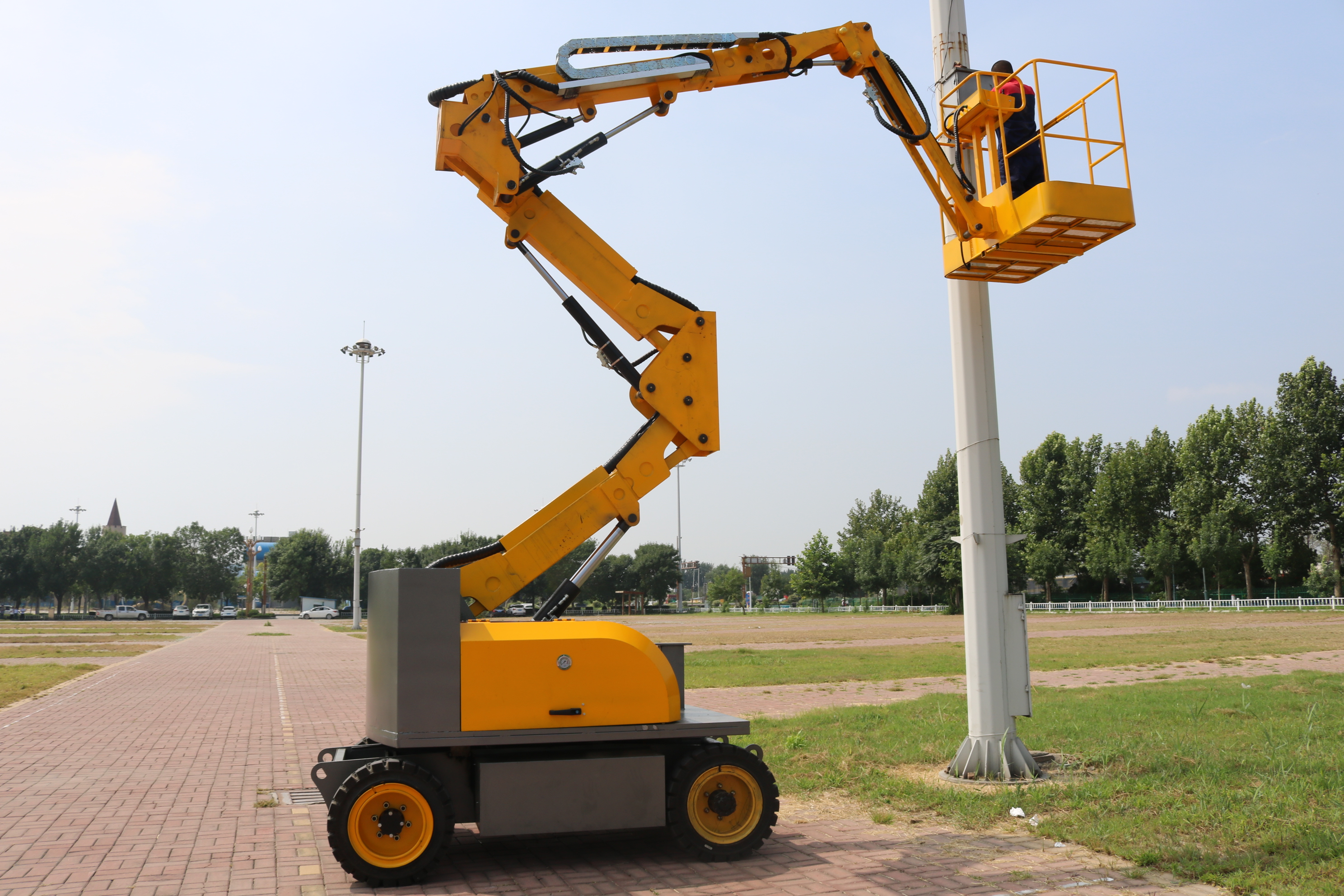 自行曲臂式升降机