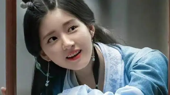 赵露思1998年出生于四川成都,因2017年参演古装言情剧《凤囚凰》出道