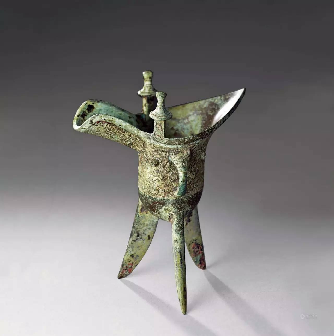 这种观念上的转变,还体现在人们喝酒器具的转变上.