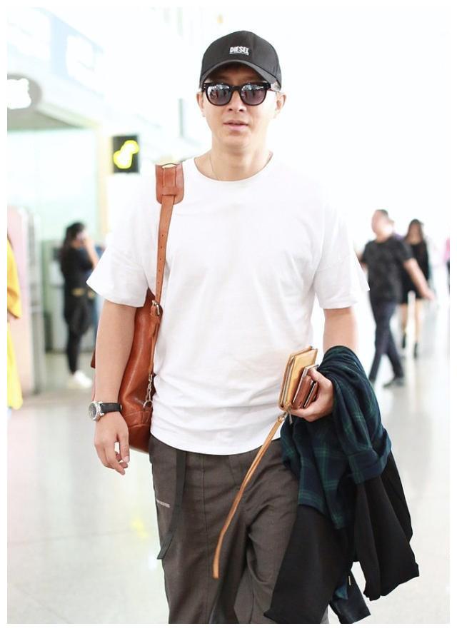 韩庚机场现身走男团风自背大包青春活力但为啥不系鞋带